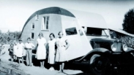 Galleycamper zbudowany przez Johna Galleya na podwoziu ciężarówki Chevy  w 1935 roku. Niezwykły kształt zabudowy przypomina nieco czołg, choć w zamierzeniu miał być zapewne aerodynamiczny. - zdjęcie 7