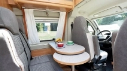 W środku Citroën Typ H Wildcamp wygląda bardzo współcześnie. Z tyłu kampera znajduje się łóżko  dla 2 osób - zdjęcie 6
