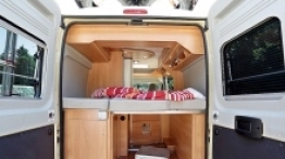 W środku Citroën Typ H Wildcamp wygląda bardzo współcześnie. Z tyłu kampera znajduje się łóżko  dla 2 osób - zdjęcie 7