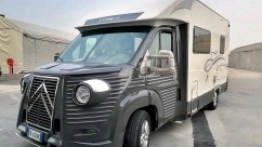 Campervan z Caselani Automobili, czyli tylko obudowana kabina stylizowana jest na historyczną furgonetkę, reszta półzintegrowanego kampera pozostaje bez zmian. Na zdjęciu obok: zestaw elementów użytych do metamorfozy kabiny - zdjęcie 9