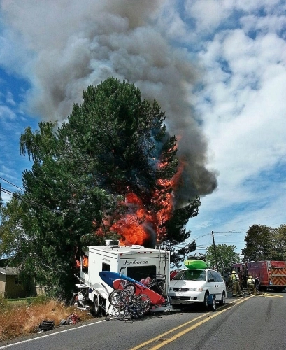Na przedmieściach miasta Forest Grove będący pod wpływem narkotyków kierowca Jeepa zjechał na przeciwny pas ruchu  i zderzył się kamperem. Jeep znalazł się pod kamperem i zapalił się. - zdjęcie 2