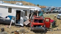 O wypadek kampera nie trudno, nawet na drogach USA. - zdjęcie 3