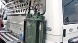 Poruszając się po bezdrożach, możemy popuścić wodze fantazji, wożąc ładunek nawet z boku pojazdu  - zdjęcie 3