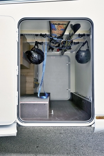 Jak bezpieczniej załadować bagaż? W górnej części luku bagażowego (tzw. garażu) jest zwykle sporo dostępnej przestrzeni. Rozwiązanie firmy Allsafe pozwala na wykorzystanie tego miejsca - zdjęcie 4