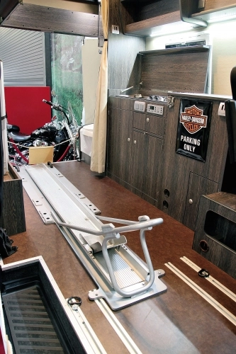 Na pokładach kampervanów, które mają służyć do przewożenia w sposób bezpieczny motocykli, warto stosować dedykowane rozwiązania – szynę w podłodze i kabłąk na koło - zdjęcie 5