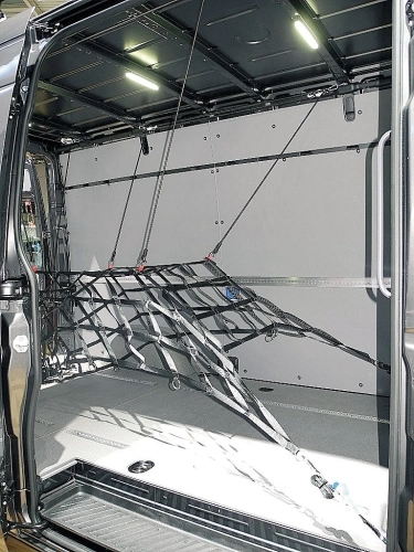 Gdy przyjdzie nam ustabilizować jakikolwiek objętościowy bagaż – zwłaszcza nieforemny czy złożony z kilku elementów – wtedy sprawdzi się mocna siatka. Zwróćmy uwagę, że taką siatkę można podwiesić pod sufitem furgonu, by nie przeszkadzała na czas załadunku i rozładunku - zdjęcie 6