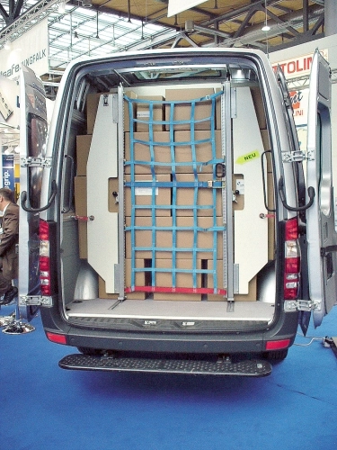 Gdy przyjdzie nam ustabilizować jakikolwiek objętościowy bagaż – zwłaszcza nieforemny czy złożony z kilku elementów – wtedy sprawdzi się mocna siatka. Zwróćmy uwagę, że taką siatkę można podwiesić pod sufitem furgonu, by nie przeszkadzała na czas załadunku i rozładunku - zdjęcie 7