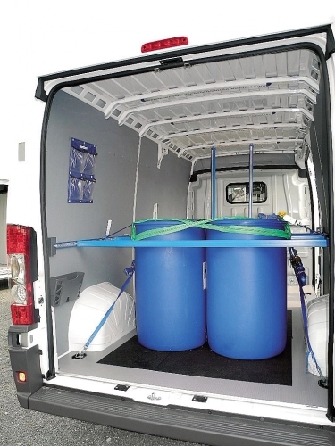 Szyny do mocowania ładunku świetnie korespondują z teleskopowymi przegrodami. Tu wykorzystuje się najskuteczniejszą metodę blokowania ładunku, bo z użyciem rozpórek (przez unieruchomienie kształtowe) - zdjęcie 8