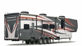 Naczepa Crossroads Elevation 38LV Toyhauler. W niej żyje dziesięcioosobowa, „pełnoetatowa” rodzina Ticknorów z USA. - zdjęcie 2