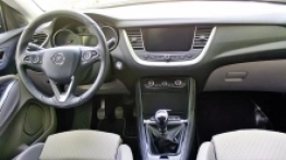 Bardzo wygodne przednie fotele, ich wyprofilowanie i zakres regulacji przeniesiono wprost z samochodów klasy Premium. Regulowana poduszka udowa bardzo przydaje się na długich trasach, tak samo jak szeroka regulacja podparcia lędźwiowego. Tylna kanapa również jest wyprofilowana i oferuje dwa wygodne miejsca dla pasażerów. Piąta osoba siedząca na środku może im tylko pozazdrościć. Z oparcia kanapy otwiera się duży podłokietnik z uchwytami na napoje. Oparcie składa się w systemie 1/3 i 2/3 i tworzy równą przestrzeń z podłogą bagażnika, umieszczoną w górnym mocowaniu. Duża płyta podłogowa i spory rozstaw osi przekładają się pozytywnie na ilość miejsca na kolana dla podróżujących z tyłu, a także na ustawny i pojemny bagażnik. - zdjęcie 7