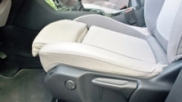 Bardzo wygodne przednie fotele, ich wyprofilowanie i zakres regulacji przeniesiono wprost z samochodów klasy Premium. Regulowana poduszka udowa bardzo przydaje się na długich trasach, tak samo jak szeroka regulacja podparcia lędźwiowego. Tylna kanapa również jest wyprofilowana i oferuje dwa wygodne miejsca dla pasażerów. Piąta osoba siedząca na środku może im tylko pozazdrościć. Z oparcia kanapy otwiera się duży podłokietnik z uchwytami na napoje. Oparcie składa się w systemie 1/3 i 2/3 i tworzy równą przestrzeń z podłogą bagażnika, umieszczoną w górnym mocowaniu. Duża płyta podłogowa i spory rozstaw osi przekładają się pozytywnie na ilość miejsca na kolana dla podróżujących z tyłu, a także na ustawny i pojemny bagażnik. - zdjęcie 8