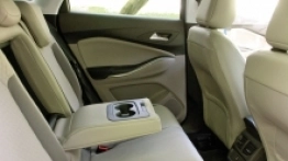 Bardzo wygodne przednie fotele, ich wyprofilowanie i zakres regulacji przeniesiono wprost z samochodów klasy Premium. Regulowana poduszka udowa bardzo przydaje się na długich trasach, tak samo jak szeroka regulacja podparcia lędźwiowego. Tylna kanapa również jest wyprofilowana i oferuje dwa wygodne miejsca dla pasażerów. Piąta osoba siedząca na środku może im tylko pozazdrościć. Z oparcia kanapy otwiera się duży podłokietnik z uchwytami na napoje. Oparcie składa się w systemie 1/3 i 2/3 i tworzy równą przestrzeń z podłogą bagażnika, umieszczoną w górnym mocowaniu. Duża płyta podłogowa i spory rozstaw osi przekładają się pozytywnie na ilość miejsca na kolana dla podróżujących z tyłu, a także na ustawny i pojemny bagażnik. - zdjęcie 9