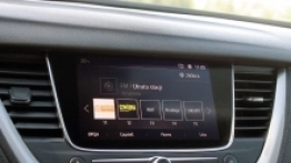 Duży 7” kolorowy ekran systemu multimedialnego znany z innych modeli Opla. Dotykowo możemy sterować radiem, zewnętrznymi multimediami i nawigacją. Seryjnie montowany w górnej konsoli system ratunkowy Opel OnStar. Dźwignie w bagażniku służą do składania tylnego oparcia, to bardzo przydatne i wygodne rozwiązanie - zdjęcie 10