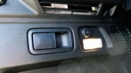 Duży 7” kolorowy ekran systemu multimedialnego znany z innych modeli Opla. Dotykowo możemy sterować radiem, zewnętrznymi multimediami i nawigacją. Seryjnie montowany w górnej konsoli system ratunkowy Opel OnStar. Dźwignie w bagażniku służą do składania tylnego oparcia, to bardzo przydatne i wygodne rozwiązanie - zdjęcie 11