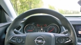 Duży 7” kolorowy ekran systemu multimedialnego znany z innych modeli Opla. Dotykowo możemy sterować radiem, zewnętrznymi multimediami i nawigacją. Seryjnie montowany w górnej konsoli system ratunkowy Opel OnStar. Dźwignie w bagażniku służą do składania tylnego oparcia, to bardzo przydatne i wygodne rozwiązanie - zdjęcie 12