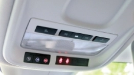 Duży 7” kolorowy ekran systemu multimedialnego znany z innych modeli Opla. Dotykowo możemy sterować radiem, zewnętrznymi multimediami i nawigacją. Seryjnie montowany w górnej konsoli system ratunkowy Opel OnStar. Dźwignie w bagażniku służą do składania tylnego oparcia, to bardzo przydatne i wygodne rozwiązanie - zdjęcie 13