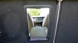 Duży 7” kolorowy ekran systemu multimedialnego znany z innych modeli Opla. Dotykowo możemy sterować radiem, zewnętrznymi multimediami i nawigacją. Seryjnie montowany w górnej konsoli system ratunkowy Opel OnStar. Dźwignie w bagażniku służą do składania tylnego oparcia, to bardzo przydatne i wygodne rozwiązanie - zdjęcie 14