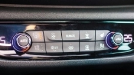 Wszystkie najważniejsze przyciski tyczące się klimatyzacji lub funkcji związanych z fotelami zostały wyprowadzone na zewnątrz, poza system multimedialny - zdjęcie 1