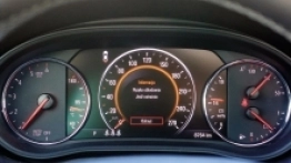 Środkowy prędkościomierz to tak naprawdę ekran, który można modyfikować i wybrać to, co ma wyświetlać - zdjęcie 2