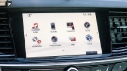 Bardzo duży i czytelny ekran na konsoli środkowej pozwala zarządzać wszystkimi systemami pokładowymi - zdjęcie 4