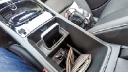 Schowek w podłokietniku to świetna sprawa pod warunkiem, że nie mamy zbyt dużego telefonu - zdjęcie 6