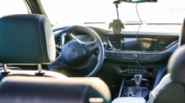 Kierownica spłaszczona od dołu to element dodatkowego wyposażenia OPC. Pozycja za kierownicą jest bardzo wygodna - zdjęcie 7