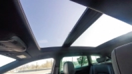 Panoramiczne okno dachowe sięgające drugiego rzędu siedzeń to również opcja - zdjęcie 9