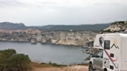 Na drugim planie – białe klify Bonifacjo. Linia brzegowa Korsyki robi wrażenie - zdjęcie 1