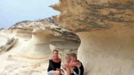 Zatoka, nad którą leży Bonifacjo, otoczona jest przez niezwykle malownicze skały, które smagane latami przez wiatr i fale przybrały wymyślne kształty - zdjęcie 2