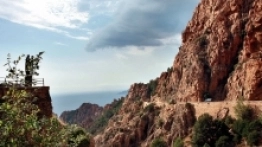 Golfe de Porto. Trasa wiedzie wykutą w skale drogą, obowiązkowo wąską i pokręconą - zdjęcie 7