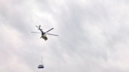 Pierwszy egzemplarz „ekologicznej kapsuły” podczas transportu helikopterem nad słowacką stolicą - zdjęcie 1