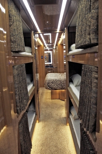 Przykładowe przedziały sypialne w środkowej części kampera, w których może spać nawet kilka osób na dwóch lub trzech piętrach. Każde łóżko ma osobną zasłonkę, klimatyzator i telewizor! - zdjęcie 1