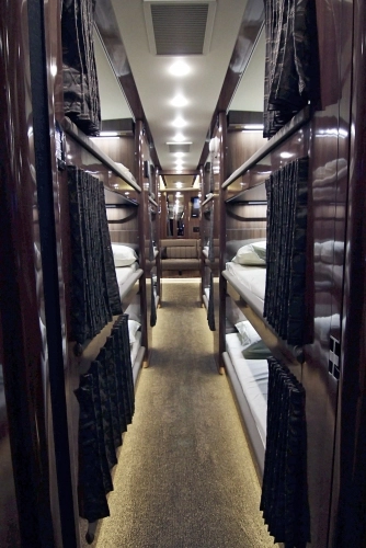 Przykładowe przedziały sypialne w środkowej części kampera, w których może spać nawet kilka osób na dwóch lub trzech piętrach. Każde łóżko ma osobną zasłonkę, klimatyzator i telewizor! - zdjęcie 2