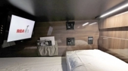 Tak można oglądać telewizor w przedziale sypialnym, który przypomina kuszetki - zdjęcie 3