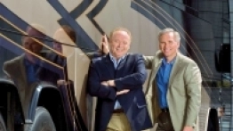 Właścicielami firmy Hemphill Brothers Coach są bracia Trent i Joel W. Hemphill, którzy stworzyli ją w 1980 roku - zdjęcie 4