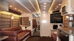 Wnętrze może także wyglądać tak lub tak. Wszystko zależy od wymagań klienta, bowiem kampery przygotowywane są na indywidualne zamówienie i nie ma dwóch takich samych pojazdów - zdjęcie 7