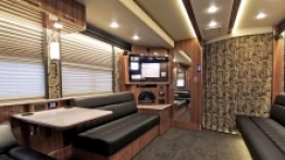 Wnętrze może także wyglądać tak lub tak. Wszystko zależy od wymagań klienta, bowiem kampery przygotowywane są na indywidualne zamówienie i nie ma dwóch takich samych pojazdów - zdjęcie 8