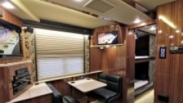 Przykładowe wnętrze salonu. Po prawej widoczny przedział sypialny, który najczęściej stosowany jest w przypadku zespołów muzycznych podróżujących na długich trasach - zdjęcie 9