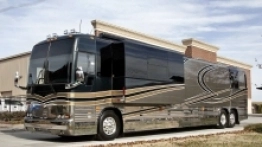 Na drogach najczęściej spotkamy ten zaadaptowany przez amerykańską firmę model kanadyjskiego autokaru – to Prevost H3-45. Z zewnątrz przypomina nieco liniowe autobusy międzystanowe, jednak wnętrze kryje prawdziwy luksus - zdjęcie 11