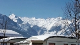 Coraz większą popularnością cieszą się różnego rodzaju dachy ochronne (zimowe) czy pokrowce na przyczepy. Wykonane najczęściej z wielowarstwowego materiału stanowią zabezpieczenie przed deszczem i zalegającym śniegiem, co też zdecydowanie ułatwia konserwację zabudów kempingowych z nadejściem wiosny - zdjęcie 1