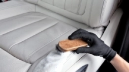 Przyczepy i kampery wymagają swoistych środków do konserwacji i pielęgnacji. Delikatne materiały, a często po prostu fakt, że wnętrza zbudowane są z połączenia różnych materiałów (drewno, tworzywa sztuczne, metal, tkanina) – wszystko to sprawia, że przypadkowo dobrany środek chemiczny może wyrządzić więcej szkody niż pożytku - zdjęcie 2