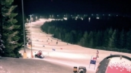 Wieczorem odbyły się zawody, w których wystartował nawet nasz wydawca. Młodzi „zapaleni” narciarze nie dali sobie jednak wyrwać wygranej z rąk  - zdjęcie 1