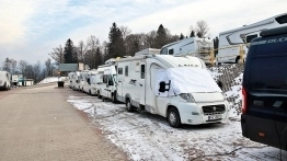 Przygotowanie do zimowego caravaningu jest, jak sami widzicie, bardzo ważne. Specjalna mata na przednią część samochodu to jeden z elementów niezbędnych przy tego typu wypadzie - zdjęcie 2