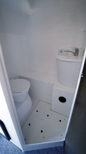 Kabina prysznicowa i toaleta to jedno pomieszczenie. Ale za to jakich rozmiarów - zdjęcie 8