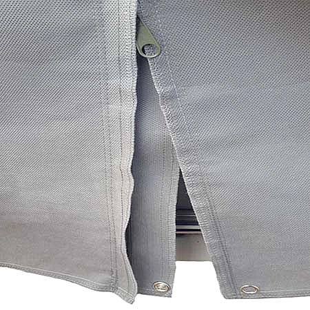 Dobrze gdy pokrowiec wyposażony jest w zamykaną na zamki błyskawiczne klapę, umożliwiającą otwarcie drzwi do zabudowy kempingowej bez konieczności jego ściągania - zdjęcie 3