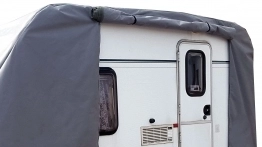 Dobrze gdy pokrowiec wyposażony jest w zamykaną na zamki błyskawiczne klapę, umożliwiającą otwarcie drzwi do zabudowy kempingowej bez konieczności jego ściągania - zdjęcie 4