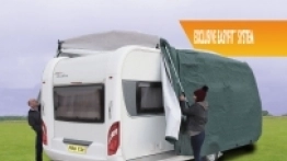  Na zdjęciu Easy Fit System firmy Pro-Tec Cover. Skądinąd niemal każda propozycja dla fanów caravaningu skrywa w tylnej części pokrowca – od wewnętrznej strony – gniazda do wsunięcia dwóch tyczek, dzięki czemu dwie osoby poradzą sobie z jego zakładaniem bez użycia podwyższenia - zdjęcie 5