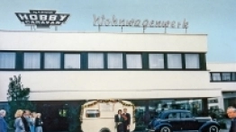 Ingeborg i Harald Striewscy przed jedną z przyczep kempingowych Hobby w pierwszych latach działalności firmy - zdjęcie 1