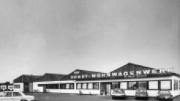 Firma Hobby-Wohnwagen, zalążek przedsiębiorstwa, w ciągu kilku dekad dojrzewała i była stale modernizowana, podobnie jak wygląd oraz wyposażenie produkowanych w niej przyczep i samochodów kempingowych - zdjęcie 2