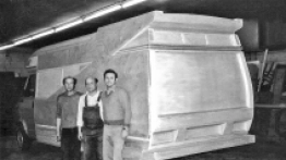 W warsztacie, przy budowie modelu, wszystkie detale legendarnego pojazdu Harald Striewski opracował wraz ze swoimi pracownikami.  - zdjęcie 4